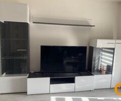 Prodaje se TV komoda sa 2 vetrine