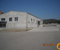 Izdajem halu 1000 m2 plus poslovni prostor 200 m2